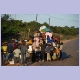 Ambulante Händler versorgen Passagiere eines Pick-up in Metochéria