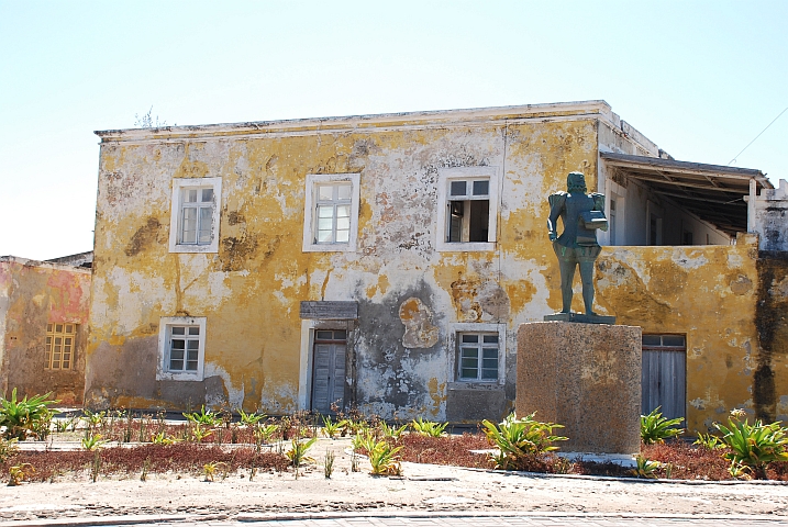 Baufälliges Haus mit der Statue des Poeten Luis de Camões davor
