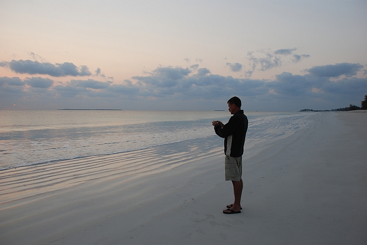 Thomas mit der Faserpelzjacke am Strand