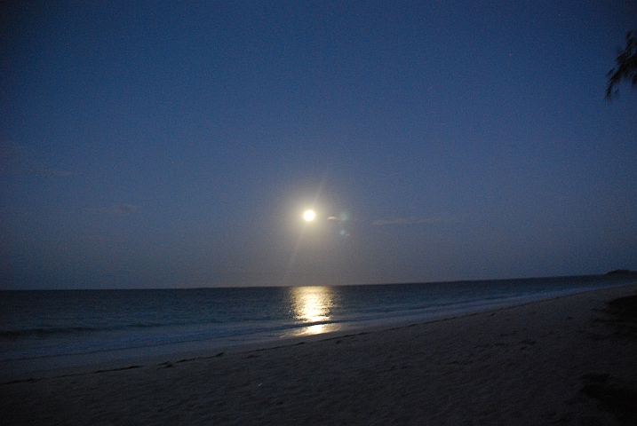 Der Vollmond ist über dem Meer aufgegangen