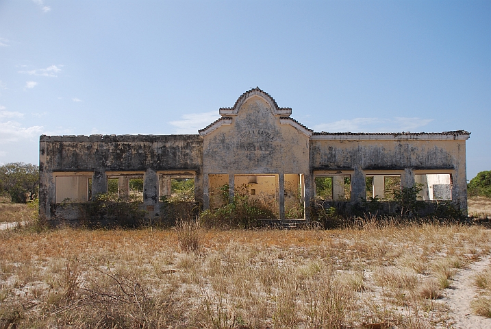 Eine der vielen Ruinen aus der portugiesischen Kolonialzeit in und um Matibane