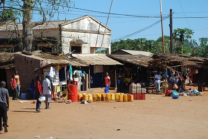 Kanistertankstelle in Namapa am Rio Lúrio