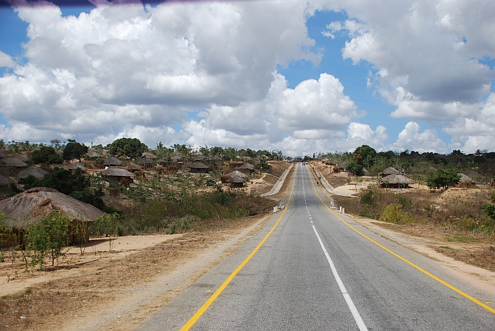 Fast autobahnmässige Strasse von Metoro nach Pemba