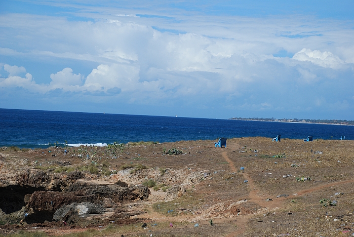 Promenadenbänke am Rande von Pemba