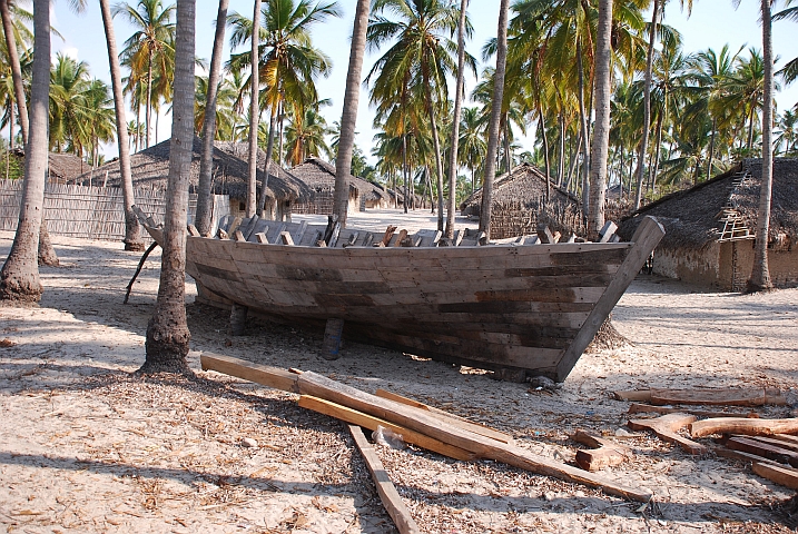 Eine Dhau in Pangane im Bau