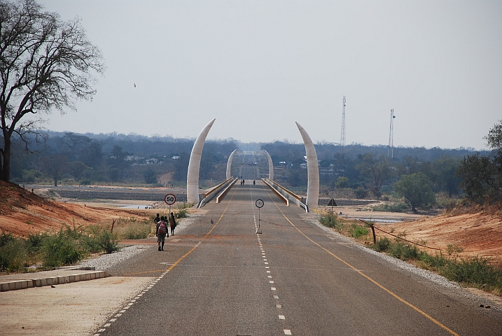 Die brandneue Brücke über den Rio Rovuma