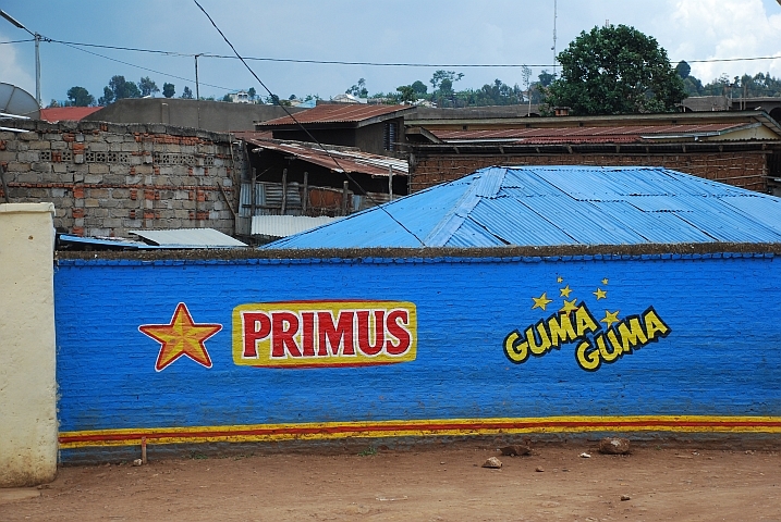 Werbung für Ruandas populärstes Bier auf einer Mauer in Cyangugu