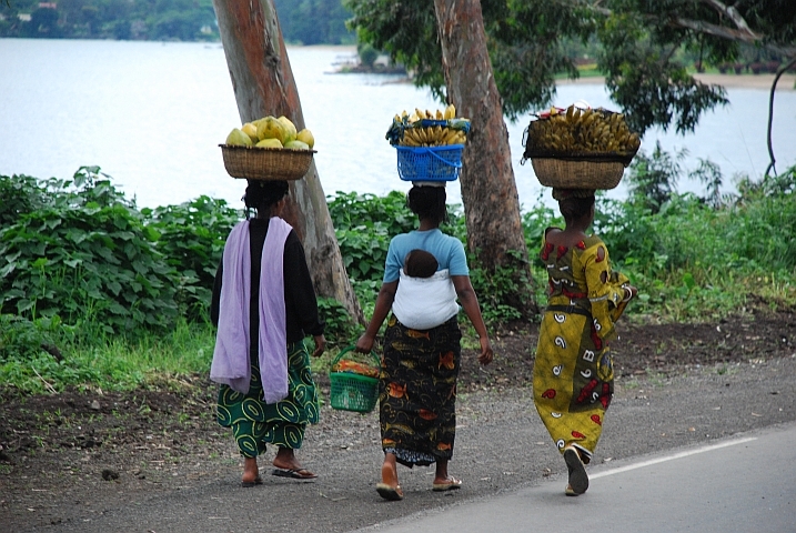 Frauen in Gisenyi unterwegs zum Markt