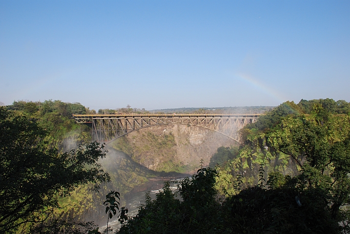 Die Brücke über den Sambesi, die Sambia (links) und Simbabwe (rechts) an den Viktoriafällen verbindet