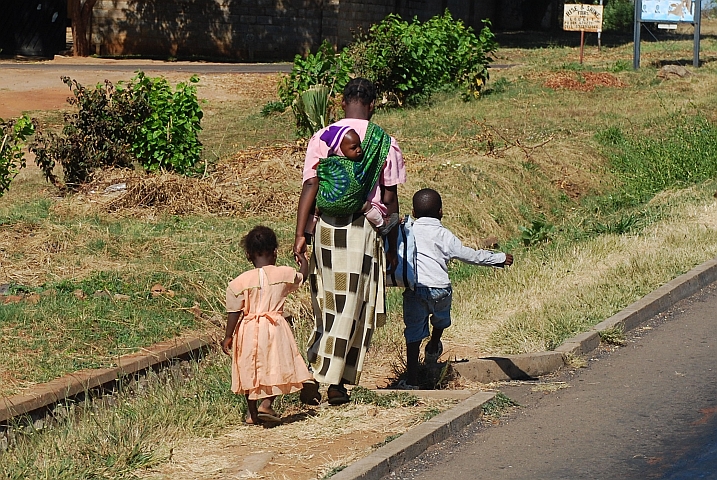 Mutter mit ihren Kindern unterwegs in Mazabuka zwischen Livingstone und Lusaka