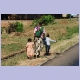 Mutter mit ihren Kindern unterwegs in Mazabuka zwischen Livingstone und Lusaka