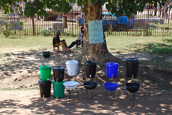 Strassenverkauf von Wasserspendern in Lusaka