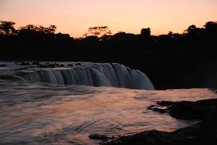 Der Lumangwefall im letzten Tageslicht