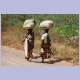 Frauen mit Kind und Kegel unterwegs nach Mporokoso