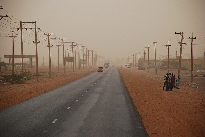 Hauptstrasse von Wad Medani nach Khartoum einige Kilometer vor der Hauptstadt