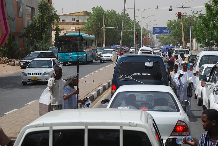 Das in Afrika übliche Verkaufsgewimmel an den Lichtsignalen gibt es auch in Khartoum