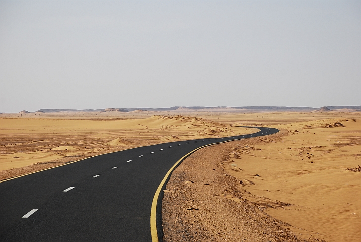 Die Strasse windet sich auf dem Weg zum Nil sanft durch die Wüste