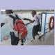 Zwei Schuljungen auf der Kigamboni-Fähre