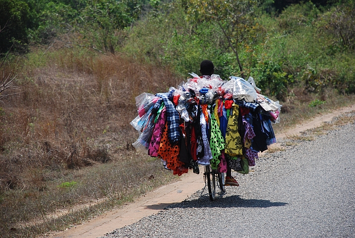 Velo-mobile Kleiderboutique bei Mtama im Süden von Tansania