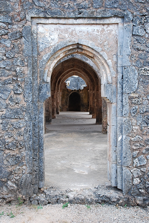 Torbogen der Ruine der Grossen Moschee auf Kilwa Kisiwani