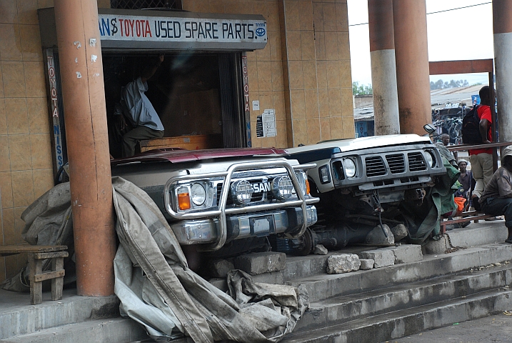 Mit Fahrzeugfronten geschmückter Autoersatzteilladen in Dar es Salaam