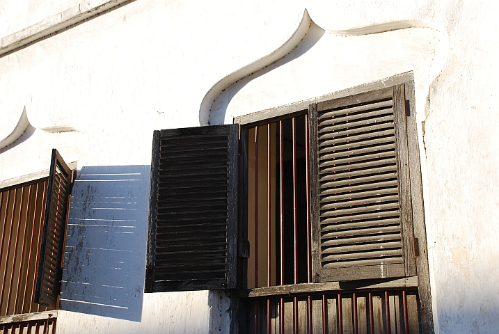 Licht und Schatten an Fenstern in Stone Town