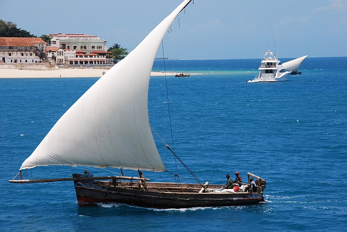 Eine Dhau steuert Stone Town an