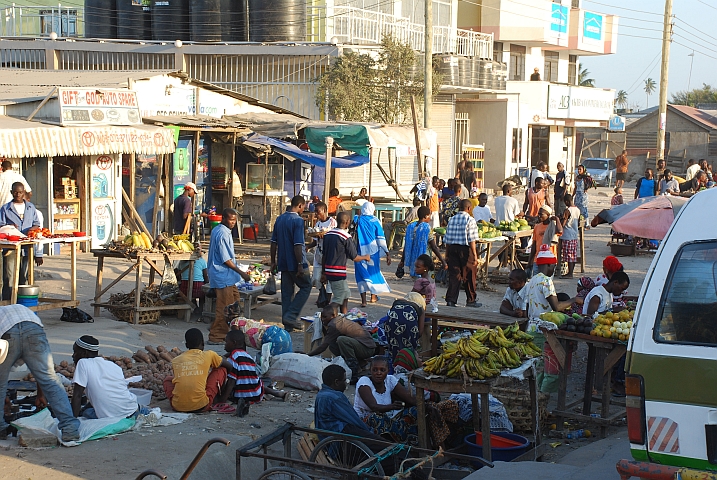 Strassenverkaufsstände an einer Ausfallstrasse von Dar es Salaam