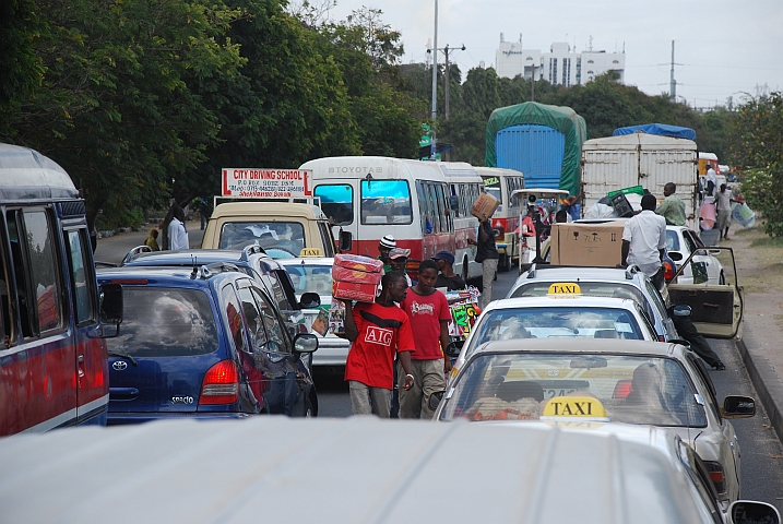 Fliegende Händler im stauenden Stadtverkehr von Dar es Salaam