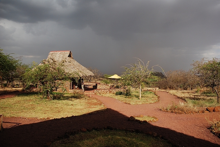 Aufkommendes Gewitter in der Lodge am Lake Chala