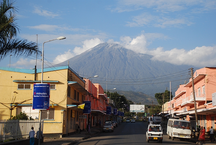 Der Meru Vulkan thront über den Strassen von Arusha