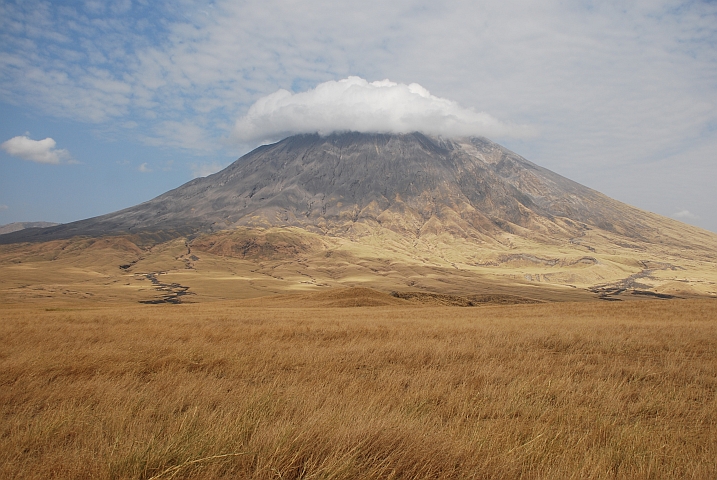 Vulkan Ol Doinyo Lengai mit Wolken-Hut