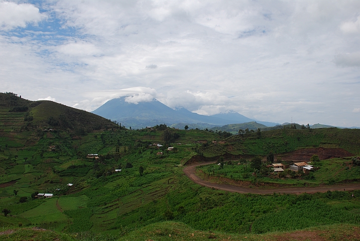 Blick auf die Virungavulkane Muhavura, Gahinga und Sabinyo, die die Grenze zu Ruanda bilden