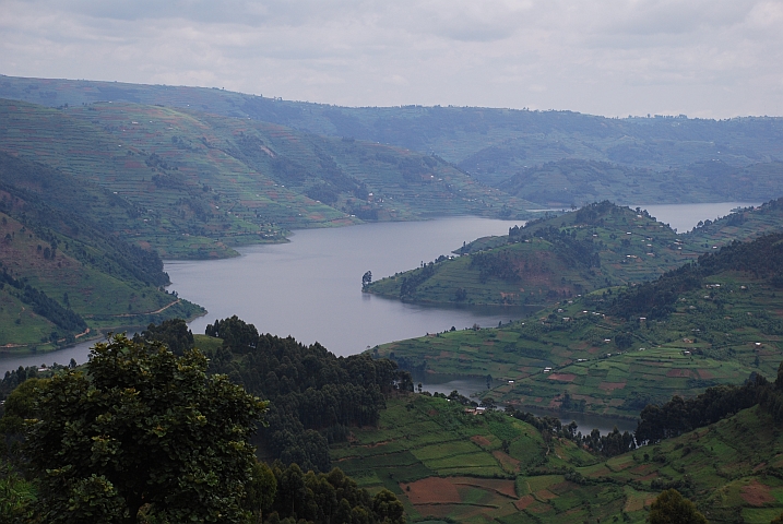 Lake Bunyonyi bei Muko umgeben von bebauten Hügeln