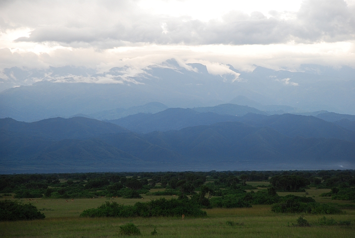 Ein Teil der über 4’000m hohen Rwenzori Mountains von den Kasenyi Plains im Queen Elizabeth Nationalpark aus gesehen