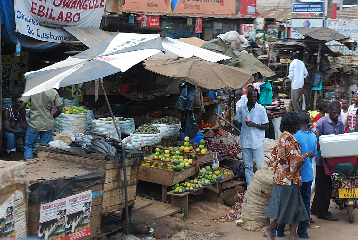 Strassenmarkt in einem Vorort von Kampala