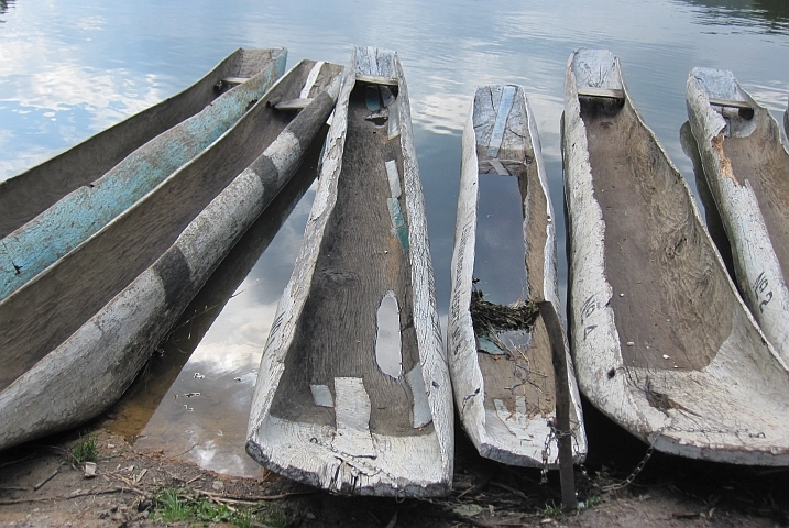 Rustikale Einbaum-Kanus auf dem Bunyonyisee