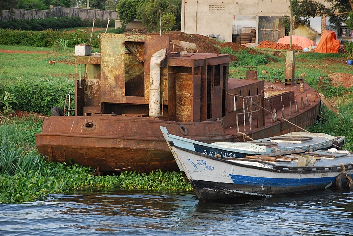 Alter Frachtkahn im Hafen von Jinja