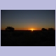 Aller guten Dinge sind drei: Makelloser Sunset an der Bosobogolo Pan im Kgalagadi Nationalpark