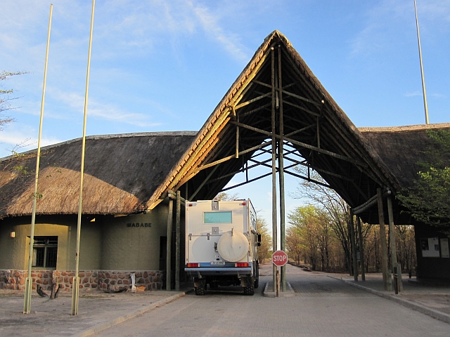 Obelix am Mababe Gate des Chobe Nationalparks