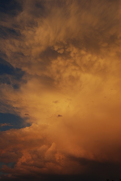 Farbiges Wolkengebilde am blauen Himmel