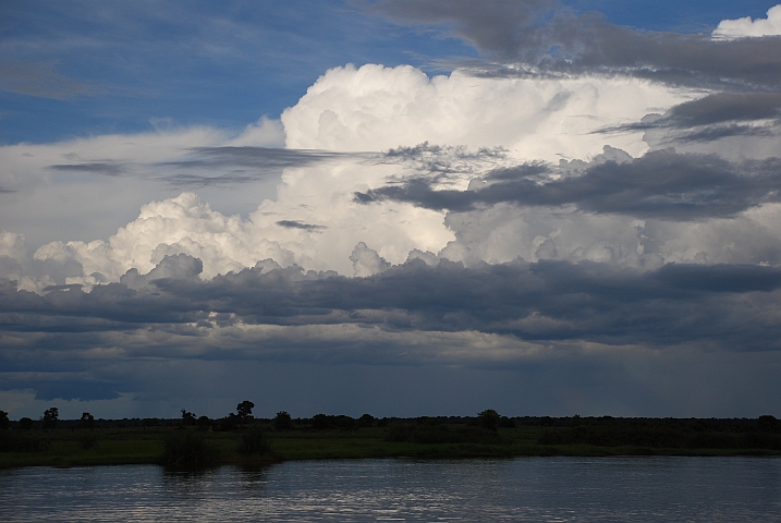 Gewitterwolken am Okavango bei Mohembo ganz im Norden von Botswana
