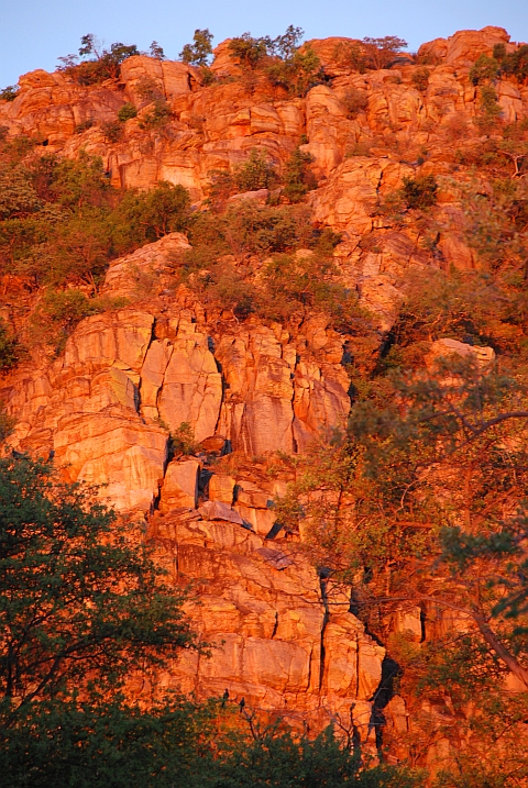 Im Abendlicht rot leuchtende Felsen der Tsodilo Hills