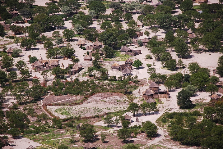 Traditionelle Behausungen am Rande des Okavango-Deltas in der Nähe von Maun