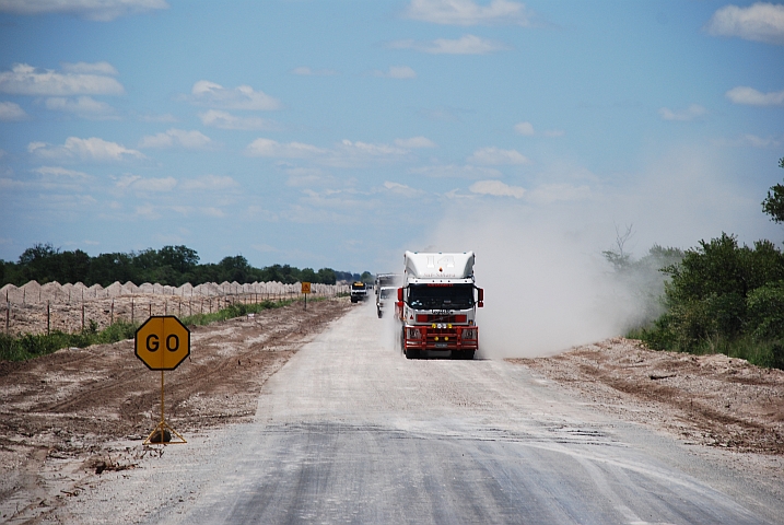 Die Strasse nach Pandamatenga wird neu gebaut