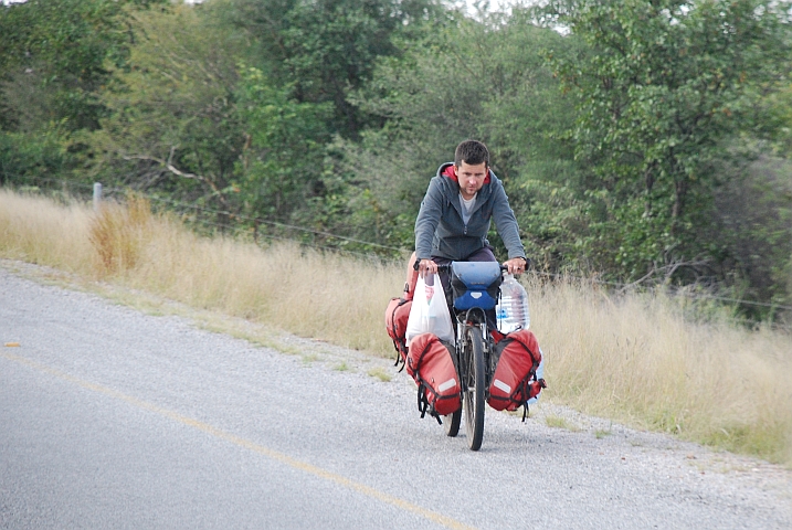 Schwerbepackter Overlander auf seinem Drahtesel zwischen Seruli und Francistown