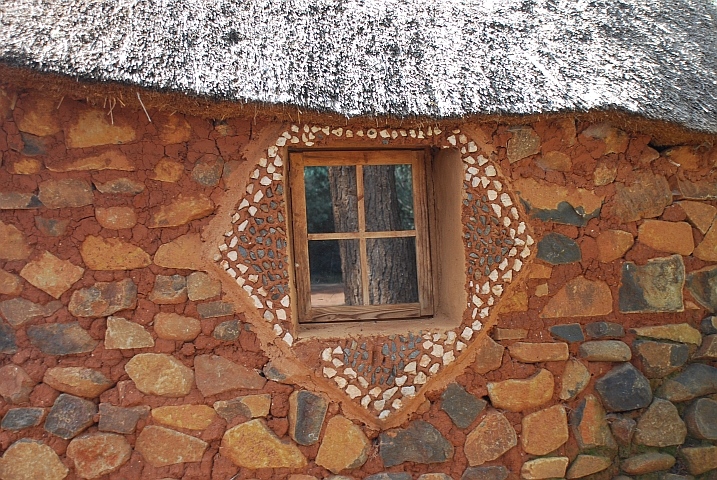 Liebevolle Fensterverzierung bei einer Hütte in der Malealea Lodge