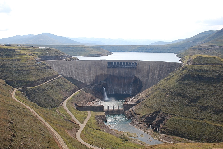Der 185m hohe Katse Staudamm