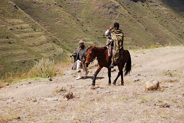 Hirten unterwegs mit einem Basotho-Pony