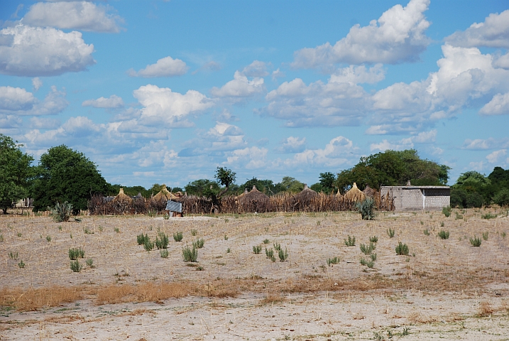 Rundhütten: trotz “Zivilisation“ gibt es im Norden Namibias noch traditionelle Wohnformen